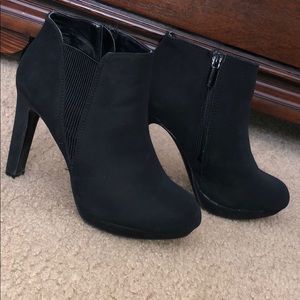 4 inch heel, black color
